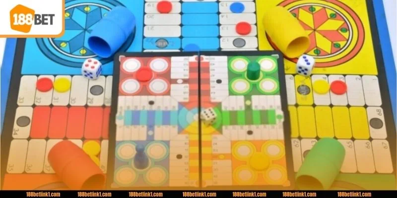 Tung xúc xắc để xác định các bước đi trên bàn cờ cá ngựa.